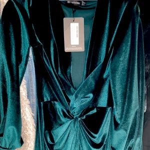 EMERALD GREEN VELVET LONGE SLEEVE PLUNGE DRESS